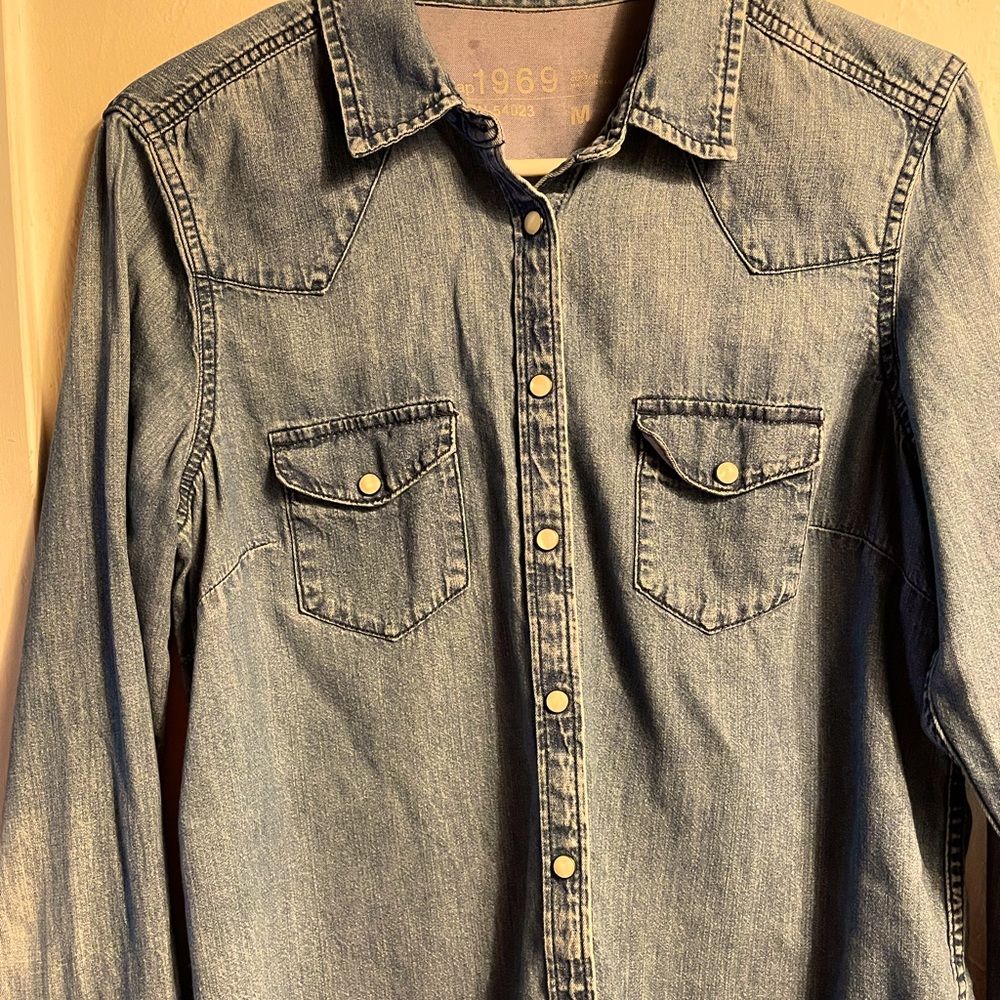 Gap jean shirt with snap buttons Sz med